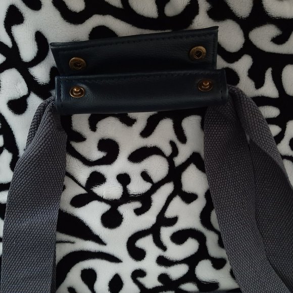 New Tote with Special Shoe Compartment - Picture 7 of 9